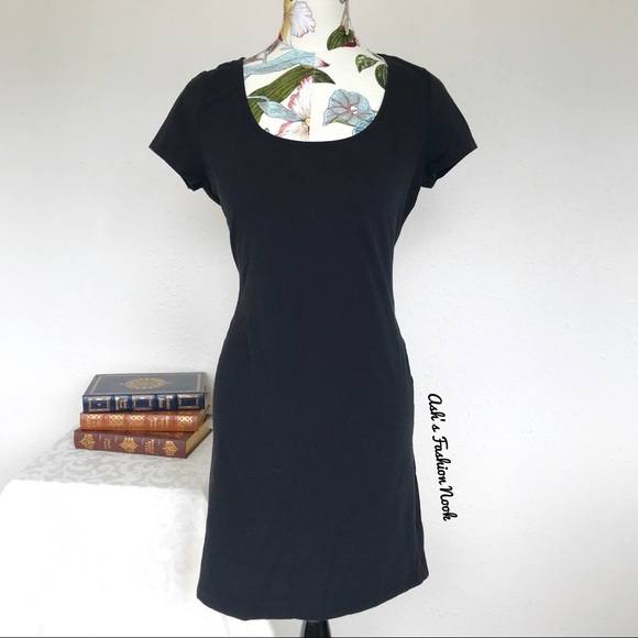 H&M Dresses & Skirts - 🎄H&M-Black T-Shirt Dress🎄